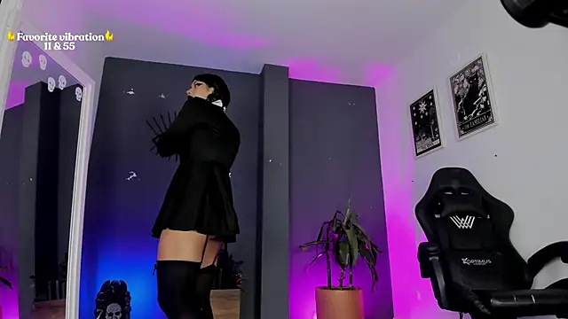 Raven Witch  online show from June 27, 2026, 12:33 pm