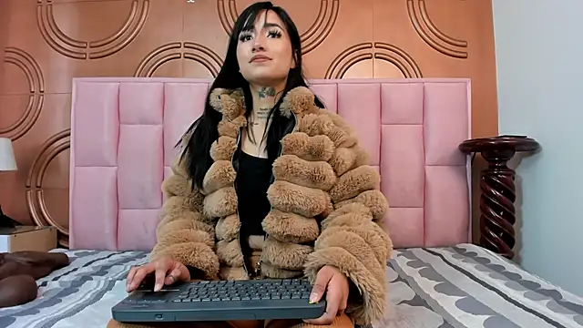 emmily keller19 online show from January 18, 2025, 1:40 pm