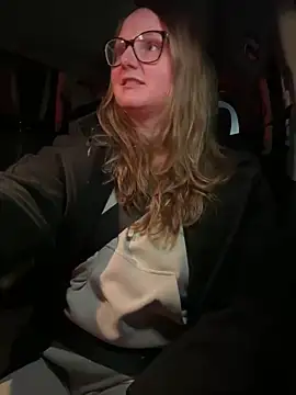 Snapshot of GingerSnap33 chatting on December 4, 2024, 2:53 am GingerSnap33 online show from December 4, 2024, 2:53 am