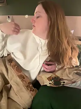 Snapshot of GingerSnap33 chatting on February 11, 2025, 3:40 am GingerSnap33 online show from February 11, 2025, 3:40 am