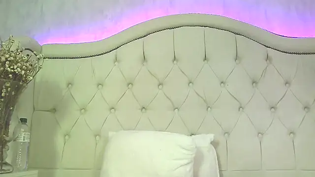 carolinesampaio online show from November 15, 2025, 11:18 am