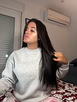 Snapshot of EmelyRogers chatting on November 5, 2025, 7:14 pm EmelyRogers online show from November 5, 2025, 7:14 pm