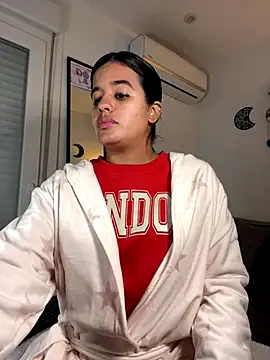 Snapshot of EmelyRogers chatting on November 19, 2025, 6:52 pm EmelyRogers online show from November 19, 2025, 6:52 pm