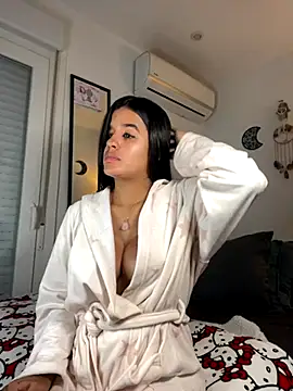 Snapshot of EmelyRogers chatting on December 5, 2025, 5:20 pm EmelyRogers online show from December 5, 2025, 5:20 pm