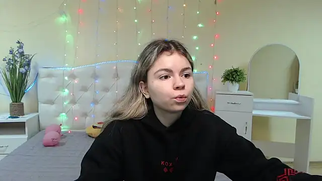 TinaRedly online show from January 28, 2025, 6:28 pm