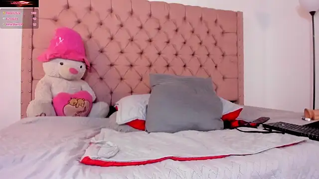 AinaPink online show from December 17, 2024, 2:44 pm