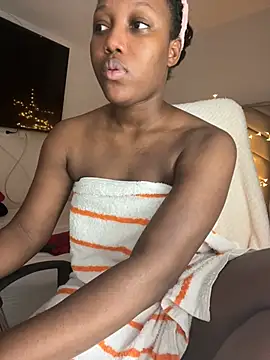 kellya  online show from February 3, 2025, 11:47 pm