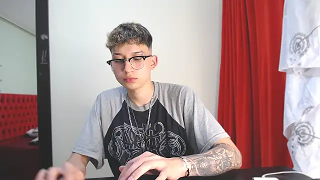 Snapshot of _Thomas_hot_ chatting on December 31, 2024, 3:01 am Thomas hot online show from December 31, 2024, 3:01 am