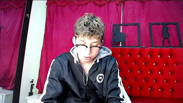 Snapshot of _Thomas_hot_ chatting on February 21, 2025, 5:02 am Thomas hot online show from February 21, 2025, 5:02 am