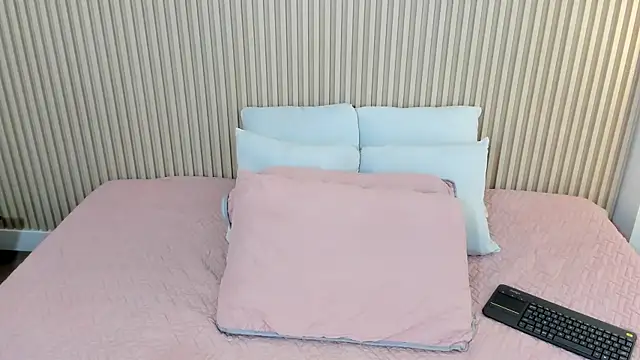 charlottebrowns  online show from July 17, 2026, 12:34 pm