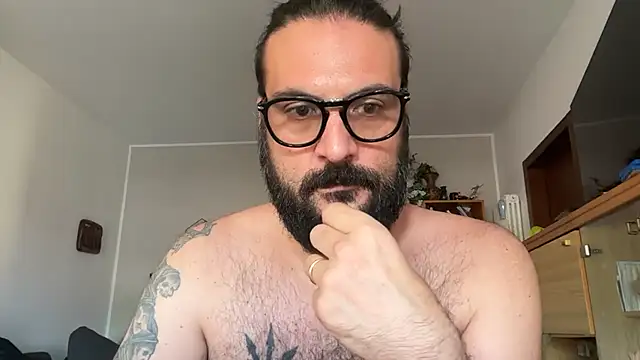 Snapshot of beardo85 chatting on June 23, 2026, 12:47 pm beardo85 online show from June 23, 2026, 12:47 pm