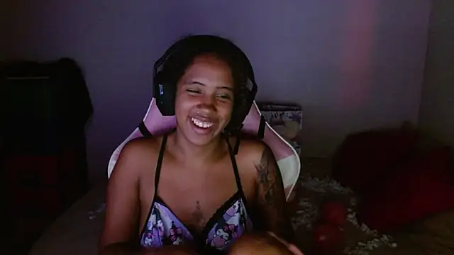 Snapshot of TiffanyRoouse chatting on February 14, 2025, 1:02 am TiffanyRoouse online show from February 14, 2025, 1:02 am