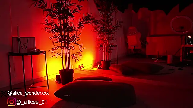 Snapshot of VanessaSimon chatting on March 18, 2025, 6:03 am VanessaSimon online show from March 18, 2025, 6:03 am