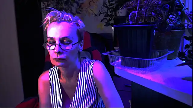 Snapshot of HelgaHimmell chatting on July 18, 2026, 5:39 pm HelgaHimmell online show from July 18, 2026, 5:39 pm