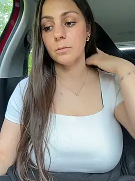 Snapshot of Loella-Rose chatting on June 5, 2026, 3:40 pm Loella-Rose online show from June 5, 2026, 3:40 pm