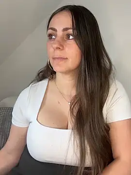 Snapshot of Loella-Rose chatting on June 9, 2026, 7:31 am Loella-Rose online show from June 9, 2026, 7:31 am