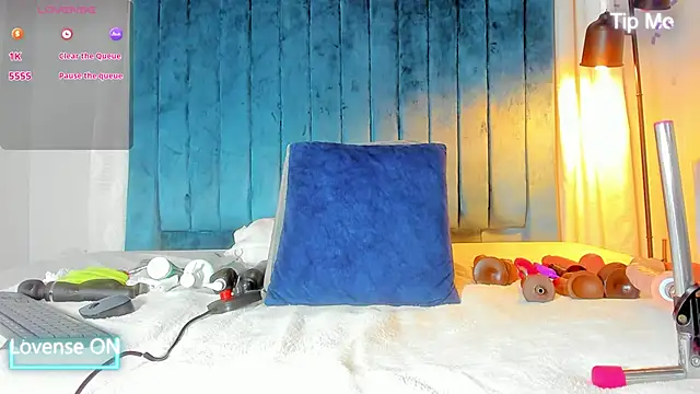 blondehorny69 online show from November 1, 2025, 7:27 pm