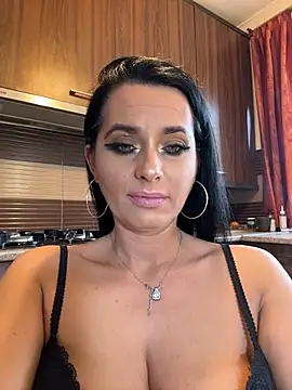 Hotmomcheckk  online show from February 5, 2026, 8:08 am