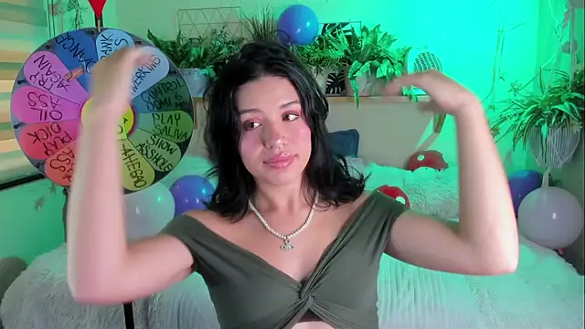 MiaaRose online show from December 3, 2025, 7:23 pm