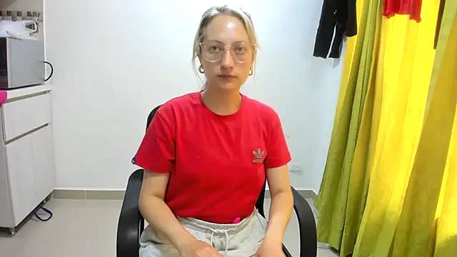 Snapshot of Adele_johnsonn1 chatting on March 5, 2025, 2:34 pm Adele johnsonn1 online show from March 5, 2025, 2:34 pm