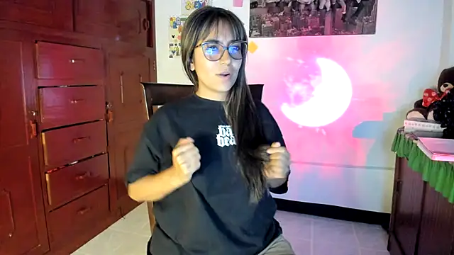 Isabellaa22 1 online show from February 10, 2025, 10:30 pm