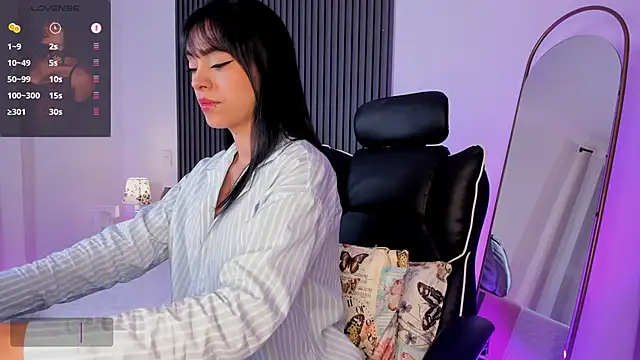 emilyruiz1 online show from February 18, 2025, 11:33 am