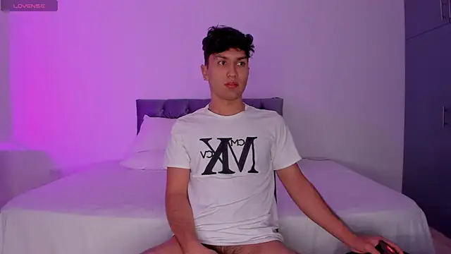 Snapshot of Valerio_James7 chatting on March 4, 2025, 3:22 am Valerio James7 online show from March 4, 2025, 3:22 am