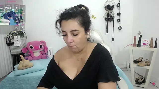 mom hot   online show from June 18, 2026, 1:04 pm