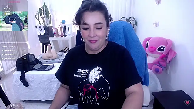 Snapshot of mom_hot__ chatting on July 5, 2026, 9:00 pm mom hot online show from July 5, 2026, 9:00 pm