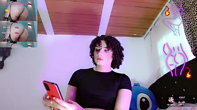 Snapshot of DoveCameron_ chatting on December 13, 2024, 10:34 pm DoveCameron online show from December 13, 2024, 10:34 pm