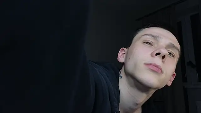 Snapshot of R1mmo__ chatting on October 19, 2025, 12:55 am R1mmo online show from October 19, 2025, 12:55 am