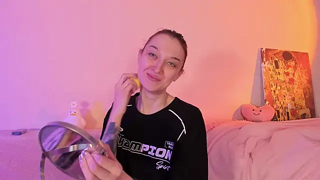 Snapshot of CrystalRey chatting on February 3, 2025, 4:04 am CrystalRey online show from February 3, 2025, 4:04 am