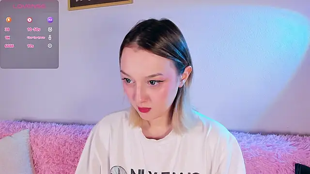 Snapshot of CrystalRey chatting on November 4, 2025, 8:24 am CrystalRey online show from November 4, 2025, 8:24 am