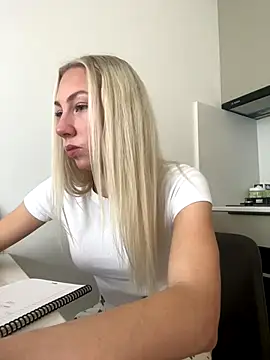 Snapshot of LuisaBecker chatting on December 5, 2024, 10:23 am LuisaBecker online show from December 5, 2024, 10:23 am