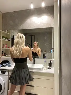 Snapshot of LuisaBecker chatting on December 8, 2024, 9:13 am LuisaBecker online show from December 8, 2024, 9:13 am