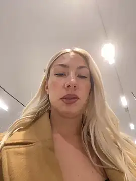 Snapshot of LuisaBecker chatting on December 8, 2024, 1:58 pm LuisaBecker online show from December 8, 2024, 1:58 pm