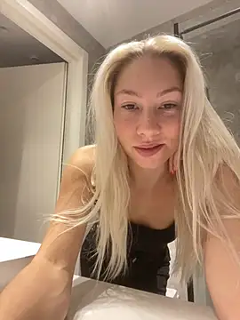 Snapshot of LuisaBecker chatting on December 11, 2024, 2:00 pm LuisaBecker online show from December 11, 2024, 2:00 pm