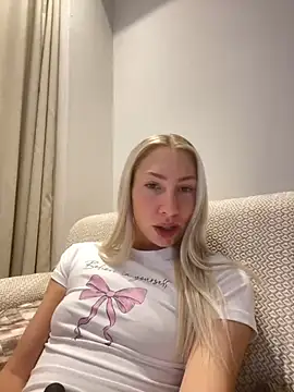 Snapshot of LuisaBecker chatting on December 12, 2024, 2:44 pm LuisaBecker online show from December 12, 2024, 2:44 pm