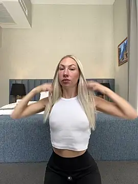 Snapshot of LuisaBecker chatting on December 24, 2024, 9:50 am LuisaBecker online show from December 24, 2024, 9:50 am