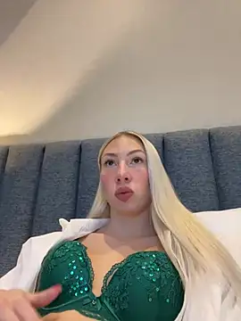 Snapshot of LuisaBecker chatting on December 24, 2024, 1:39 pm LuisaBecker online show from December 24, 2024, 1:39 pm