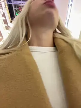 Snapshot of LuisaBecker chatting on December 29, 2024, 3:46 pm LuisaBecker online show from December 29, 2024, 3:46 pm