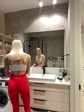 Snapshot of LuisaBecker chatting on December 31, 2024, 2:25 pm LuisaBecker online show from December 31, 2024, 2:25 pm