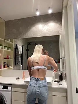 Snapshot of LuisaBecker chatting on January 2, 2025, 12:13 pm LuisaBecker online show from January 2, 2025, 12:13 pm