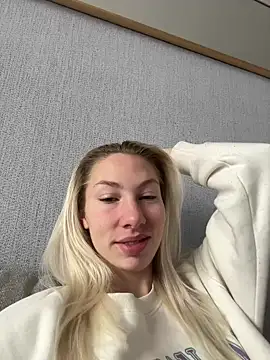 Snapshot of LuisaBecker chatting on January 7, 2025, 9:40 am LuisaBecker online show from January 7, 2025, 9:40 am