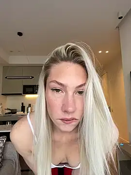 Snapshot of LuisaBecker chatting on January 20, 2025, 10:07 am LuisaBecker online show from January 20, 2025, 10:07 am