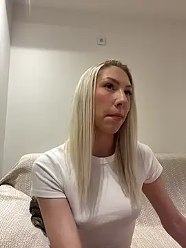 Snapshot of LuisaBecker chatting on February 8, 2025, 5:08 pm LuisaBecker online show from February 8, 2025, 5:08 pm