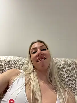 Snapshot of LuisaBecker chatting on February 28, 2025, 9:12 pm LuisaBecker online show from February 28, 2025, 9:12 pm