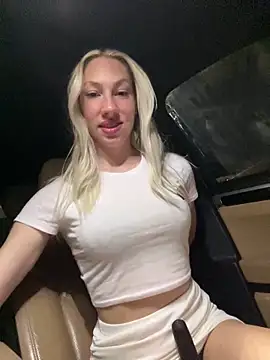 Snapshot of LuisaBecker chatting on March 14, 2025, 9:32 pm LuisaBecker online show from March 14, 2025, 9:32 pm