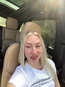 Snapshot of LuisaBecker chatting on March 17, 2025, 11:21 am LuisaBecker online show from March 17, 2025, 11:21 am