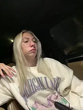 Snapshot of LuisaBecker chatting on March 17, 2025, 7:04 pm LuisaBecker online show from March 17, 2025, 7:04 pm